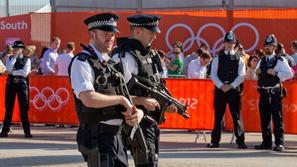 London 2012 olimpijske igre policija policist policista varnost pištola puška