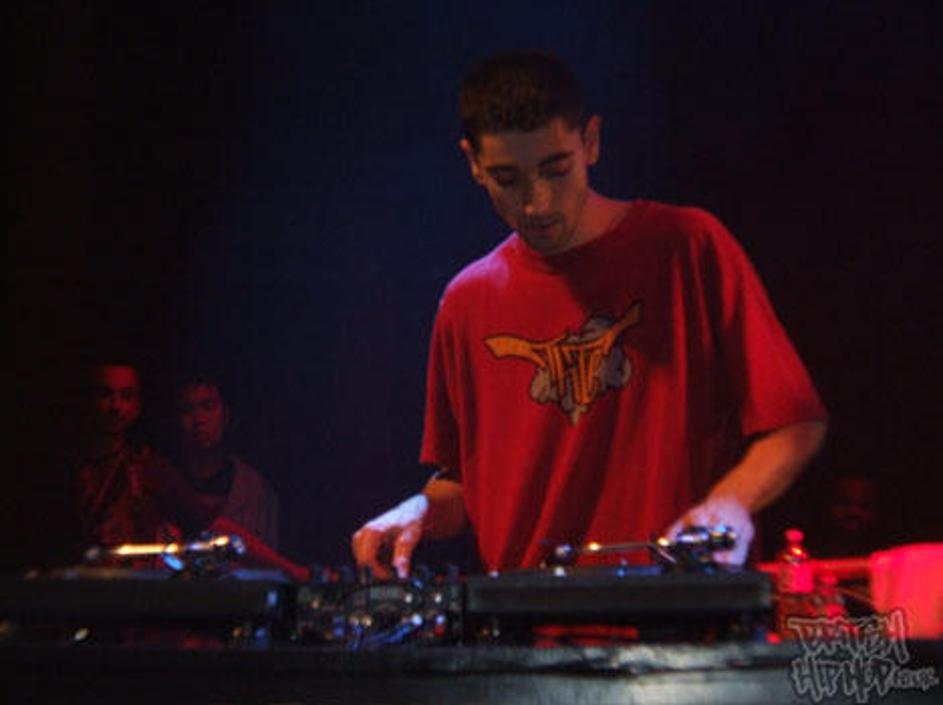 JFB je fasciniral s starimi hiti vse od divjih Prodigyjev in zverinskih Beastie 