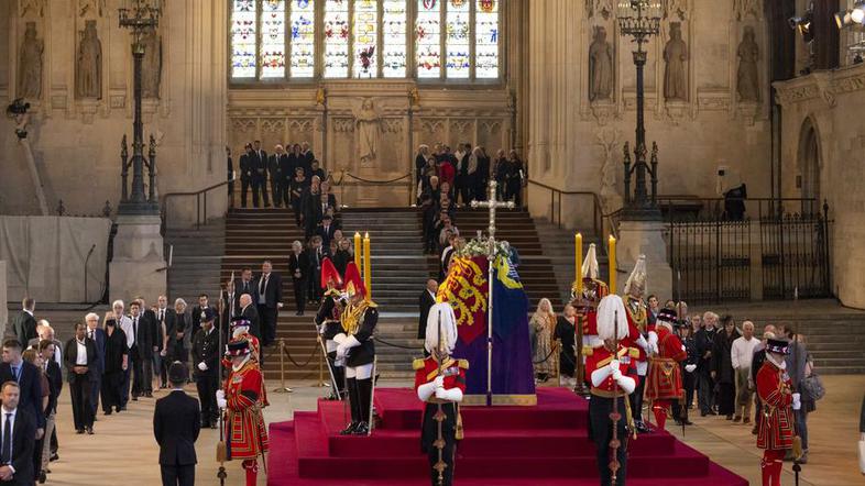 kraljica Elizabeta II. krsta