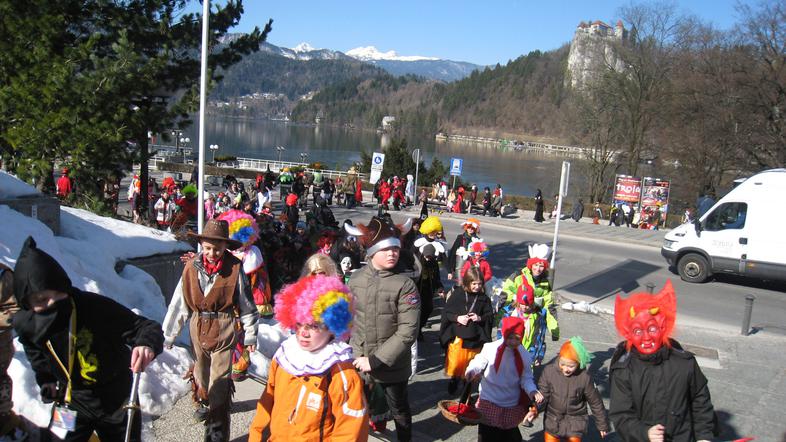 Več kot dvesto otrok je včeraj v pisanih oblačilih v Trgovski center Bled prines