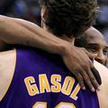 Kobe Bryant in Pau Gasol sta se lahko objela po novi zmagi. (Foto: Reuters)