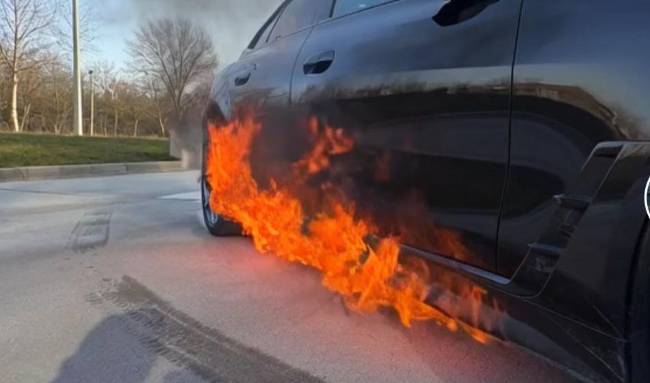 Šok! Slovenski vplivnici sredi belega dne zažgali avto? Sledilce prosi za pomoč