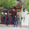 Pred kitajsko restavracijo Dva zmaja smo kriminaliste opazili že v začetku junij
