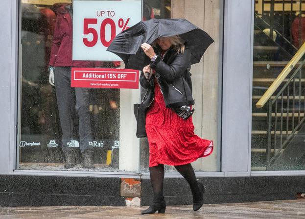 dež veter dežnik ženska na ulici
