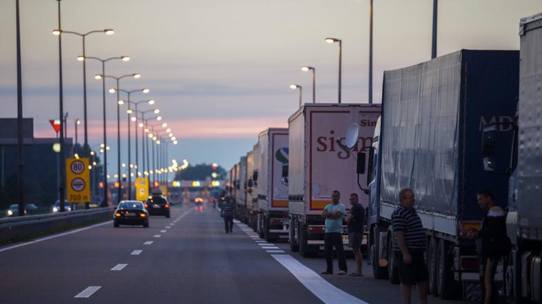 Tovornjakarji na srbsko - hrvaški meji