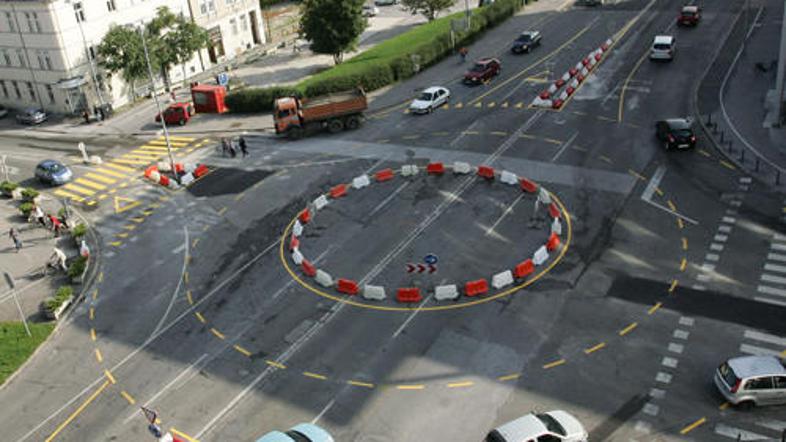 Od danes do 22. septembra bo na Titovi cesti postavljeno montažno dvopasovno kro