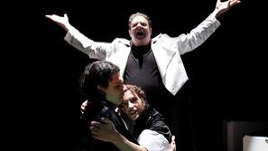 Predstava se vrti okoli enodejnke Medved in Snubač ter dramatiziranih kratkih zg