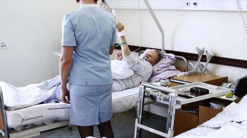 Slovenija 16.12.2013 medicinsko osebje, medicinska sestra, pacient, bolniska pos