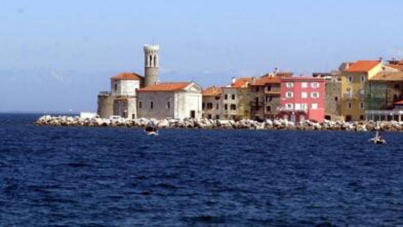 Po mnenju interesentov je v obnovo piranske kavarne Tartini treba vložiti dvesto