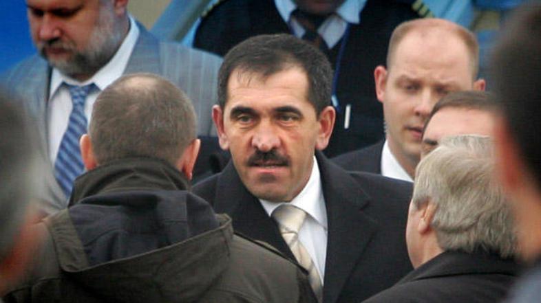 Junusa Beka Jevkurova so takoj po poskusu atentata odpeljali v bolnišnico. Infor