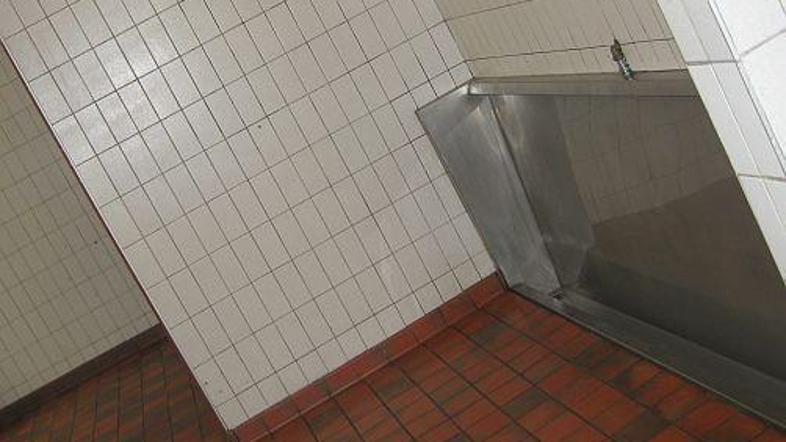 Torbica, izgubljena na stranišču v izolski marini, je bila nekaj ur vredna 20 ti