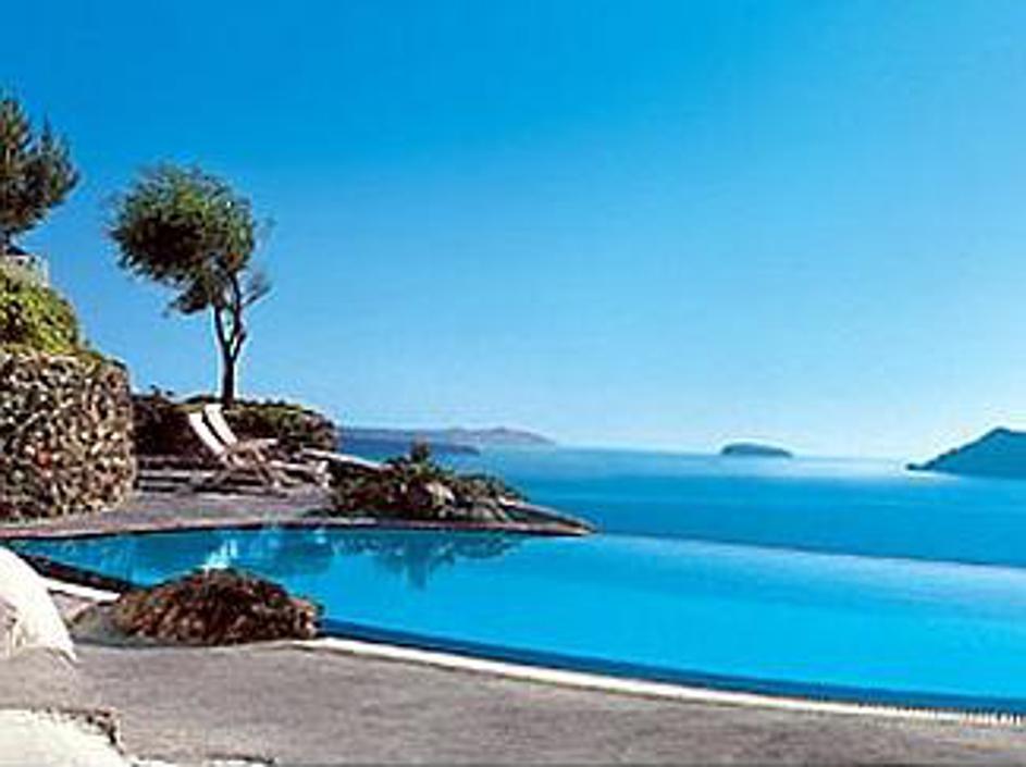 Z razgledom na Egejsko morje ... bazen pri hotelu Perivolas na Santoriniju.