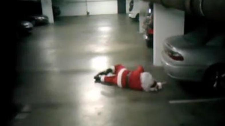 Božiček se je kljub močnemu udarcu postavil na noge. (Foto: YouTube)