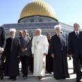 Papež v družbi muslimanskih predstavnikov med obiskom Svetišča na skali (v ozadj