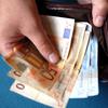 Novice: Jutri bo vsak tretji državljan na svoj račun prejel letni dodatek - denar evro bankovci štetje denarja