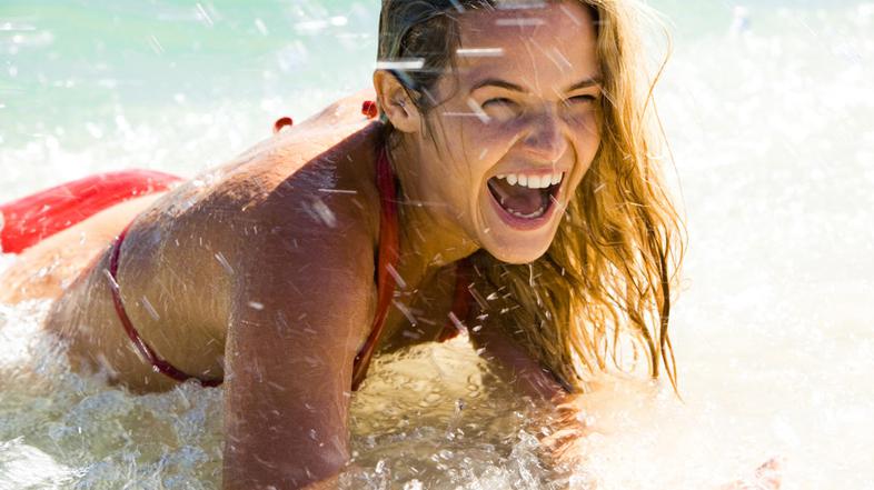 Na plažo najraje z mamo. (Foto: Shutterstock)