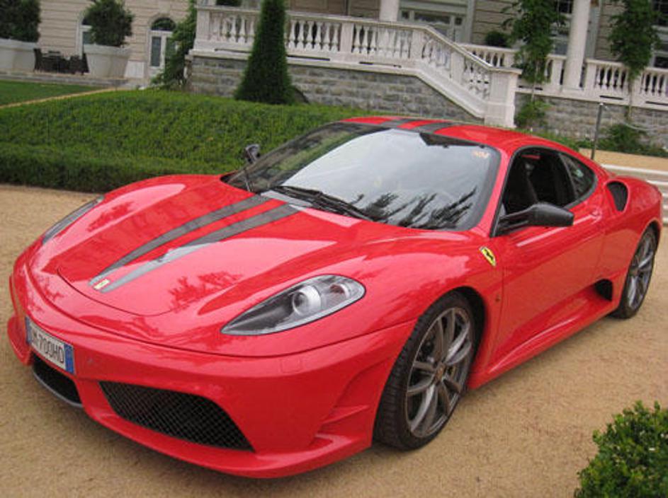 Ta lepotec F 430 je vreden kar okoli 300 everskih tisočakov.