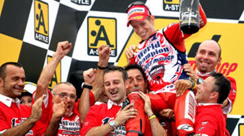 Casey Stoner na ramenih svojih sotrpinov iz Ducatija.