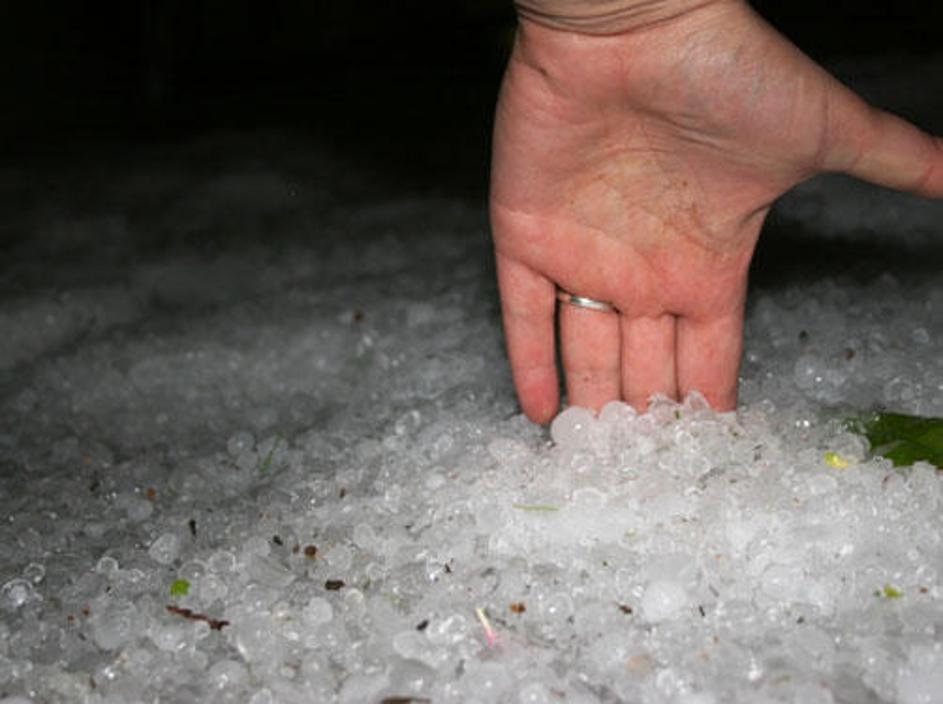 V Šmartnem ob Paki je padala tako velika toča. Več fotografij si oglejte v fotog