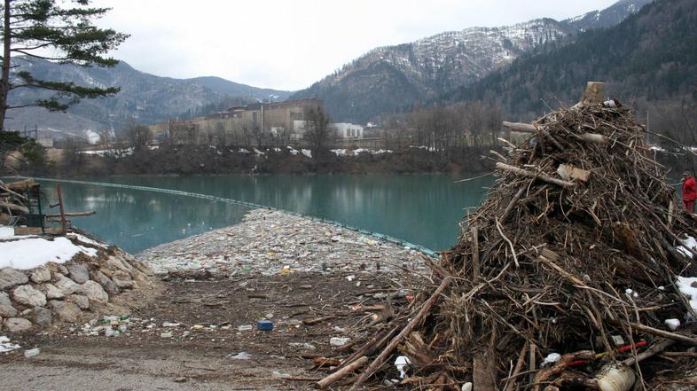 Kot smo pisali včeraj, se zaradi neurejenih brežin in divjih odlagališč v akumul