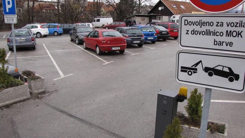 Prva ura parkiranja na novih plačljivih parkiriščih bo
brezplačna, vsaka nasled