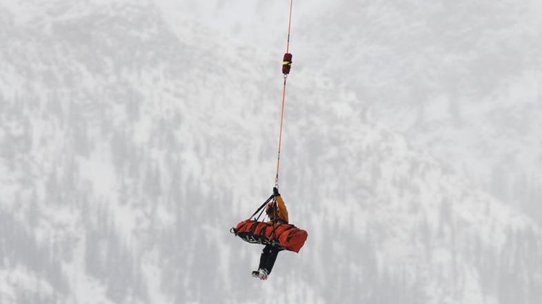 Johna Kucero po padcu v Lake Louisu peljejo v bolnišnico. (Foto: AFP)