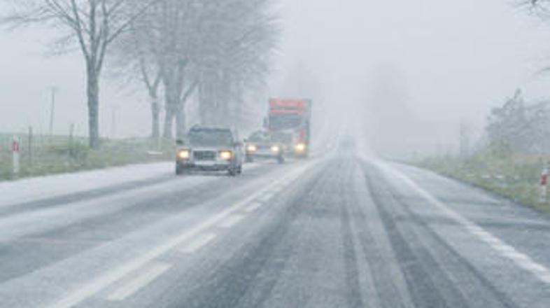 Rahlo je snežilo že včeraj, ko je bil zaradi snega celo oviran promet pri Postoj