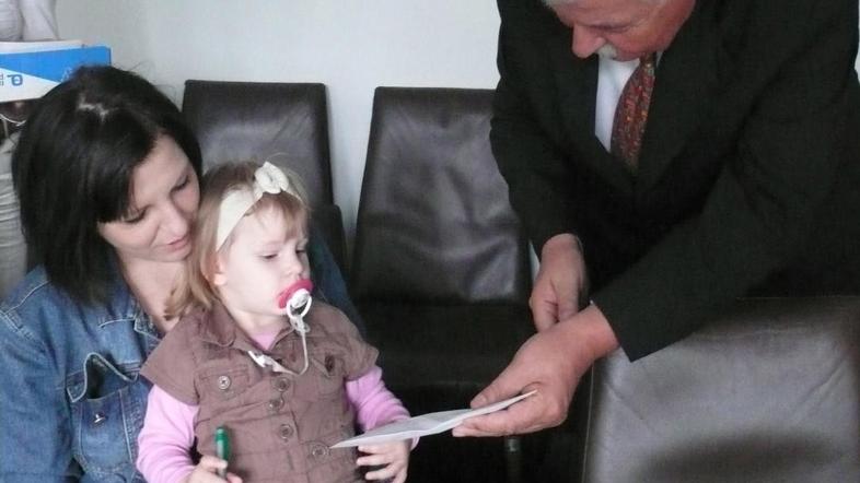 Nevenka Labus s hčerkico je bila presrečna, ko ji je župan Srečko Meh izročil kl