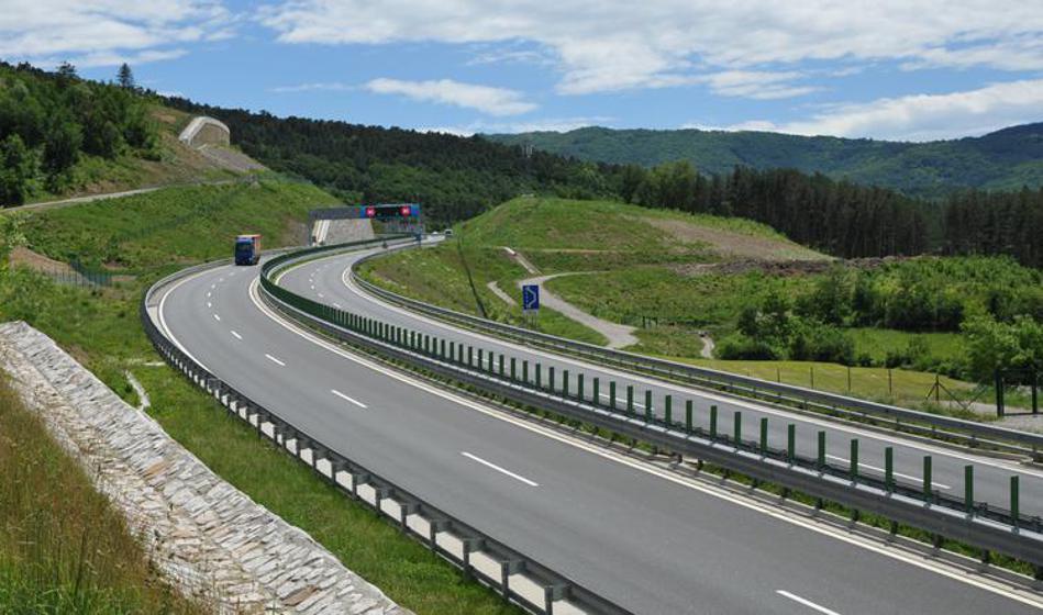 Drama na avtocesti: Vozil v napačno smer, policisti za njim