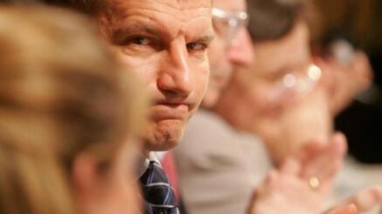 Interpelacija proti Mateju ima med opozicijskimi poslanci premajhno podporo.