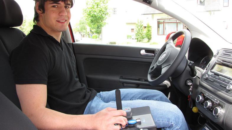 Darko Đurić avto upravlja zgolj z desno roko prek krmilne palice. (Foto: Iztok G