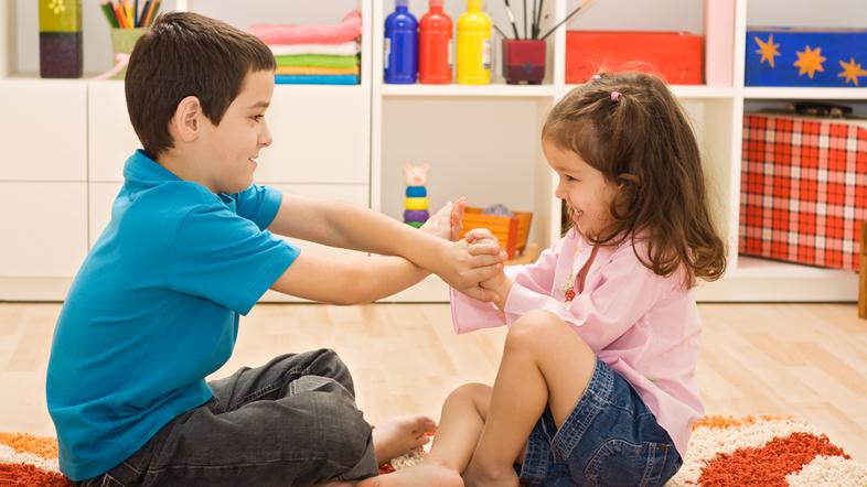 Prvorojenci so čustveni in ljubosumni, drugorojenci pa se zgodaj naučijo prilago