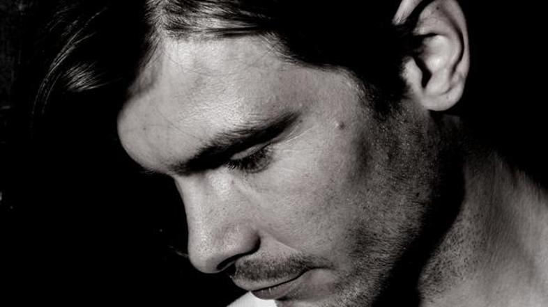 Njegovi nastopi slovijo po maratonskih, tudi osemurnih setih, njegovo glasbo pa 