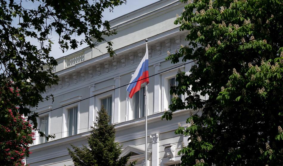 Zaradi anten na stavbah nagnali tri diplomate