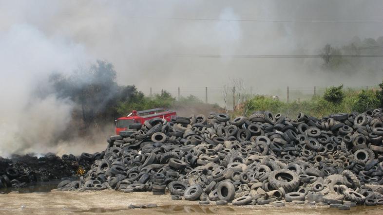 Po požaru, ki je zaradi prahu in dima krepko prestrašil bližnje stanovalce, poli