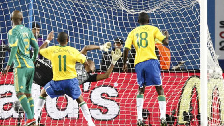 Itumeleng Khune je bil ob strelu Danija Alvesa brez moči.