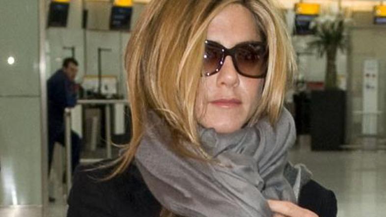 "Videti je srečna," pravijo za spet samsko Jennifer.