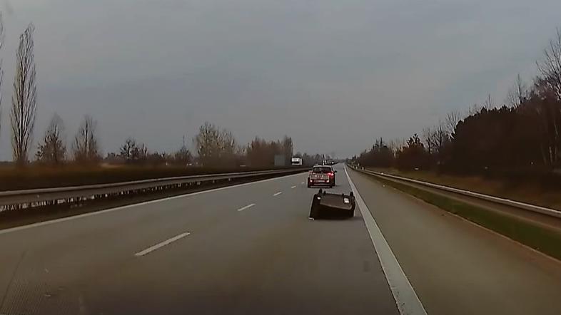 Tovor na avtocesti, kavč padel s prikolice