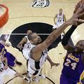 Kobe Bryant, nad njim ni bila storjena niti ena osebna napaka, je zbral 28 točk.