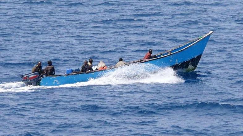 Pirati napadajo iz manjših čolnov. (Foto: AFP)