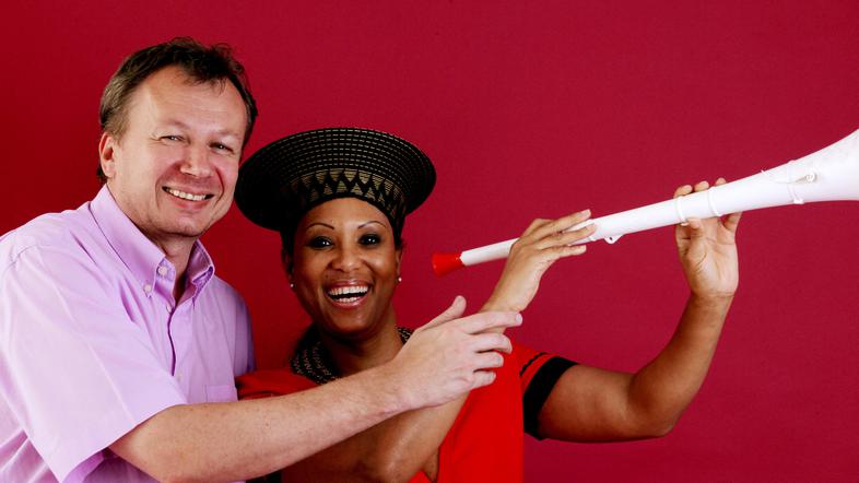 Zlatar Klemens Pointner in njegova prijateljica Sandra Andrews z dragoceno vuvuz