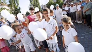 Prešernov trg: minuta molka in spust belih balonov sta simbolno prikazala izgino