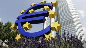 Vse glasnejši pa so pozivi ECB, naj s svojo monetarno politiko ne prispeva dodat