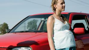 Nosečnica ima počasnejše reflekse, zato je včasih bolje, da avtomobila ne vozi s