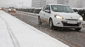 Slovenija 24.01.2014 sneg, zima, zasnezeni plocniki, promet, avto; foto:Sasa Des