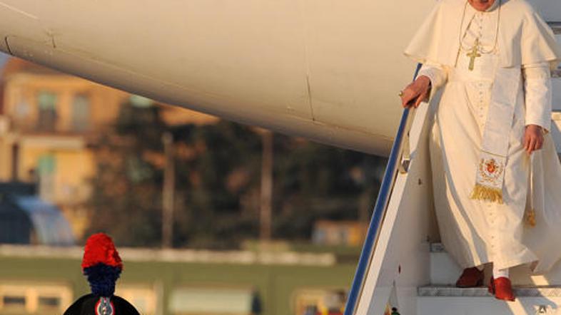 Ali papeževa odločitev pomeni začetek konca za celibat?