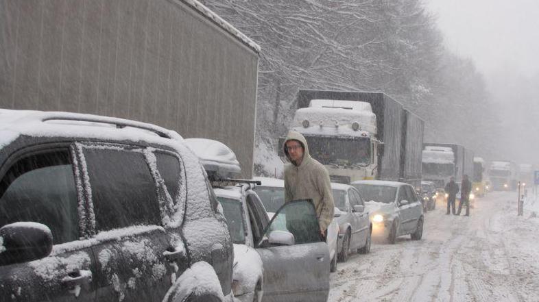 Ujeti v koloni so lahko le nemočno čakali, da se bo cesta sprostila. (Foto: Jerc