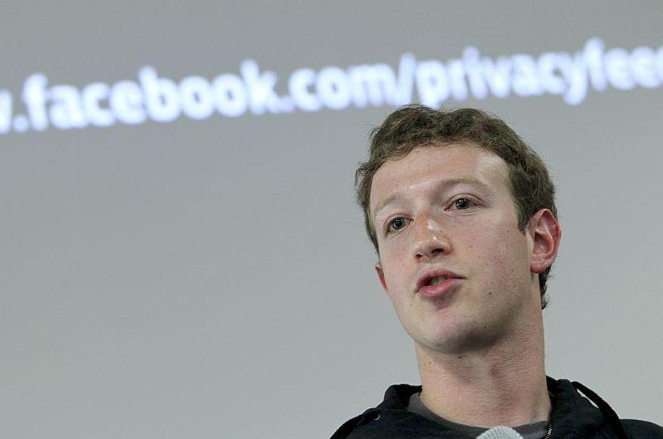 Mark Zuckerberg, ustanovitelj Facebooka, se znova otepa kritik, da izrablja zaup