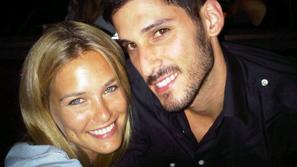 Slika parčka v romantičnem Parizu pred Eifflovim stolpom. (Foto: Twitter)