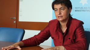 Ponekod še izplačujejo nadure in povečan obseg dela. Treba je izenačiti položaj 